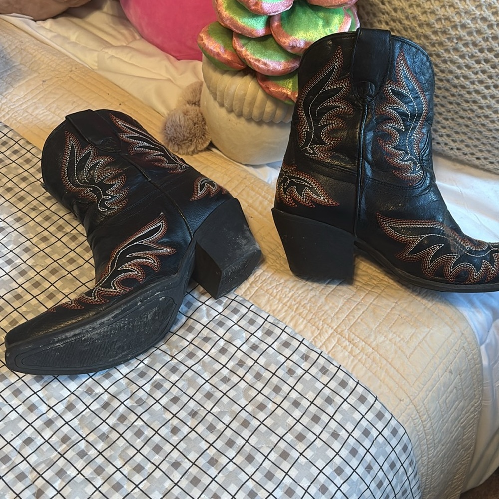 Ariat half boot. Like new. Size 6.5 - Picture 3 of 5